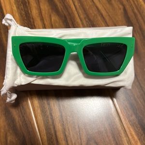 Dezi switch sunglasses green